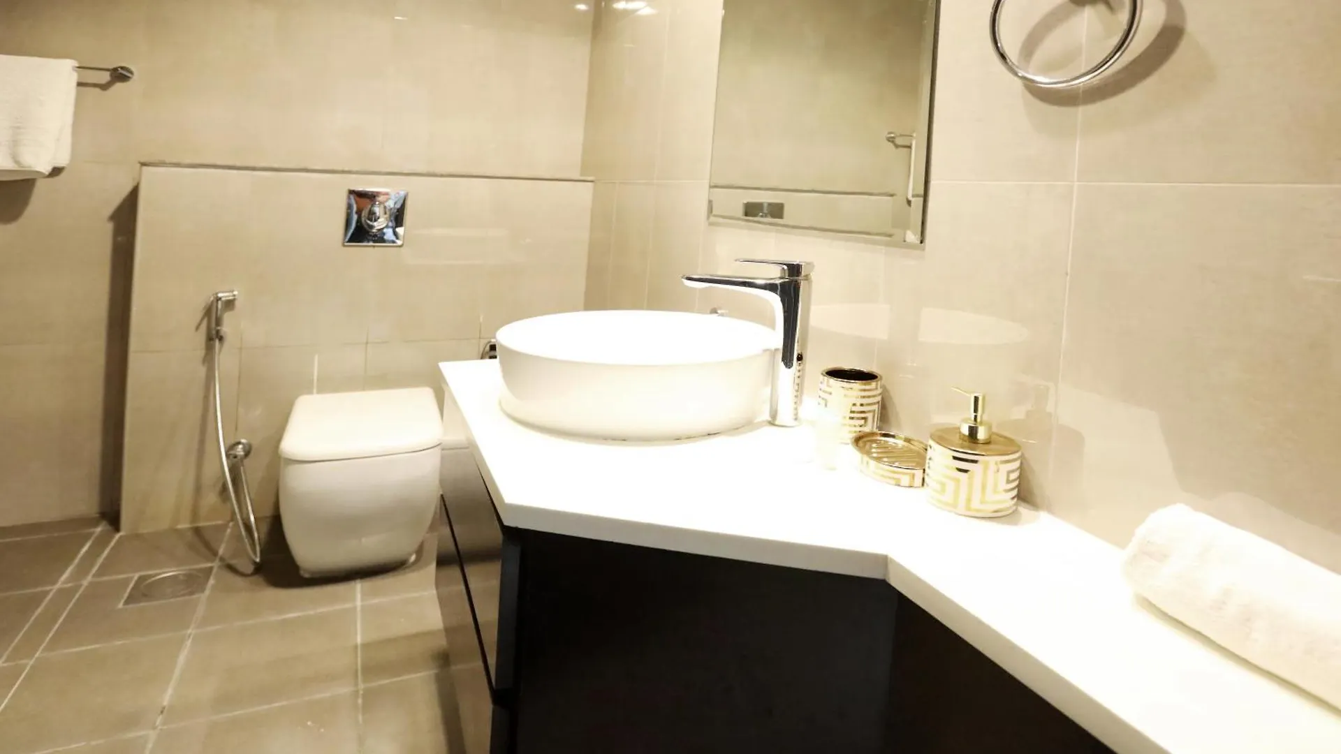 Brown Stone - Pool & City View Merano Dubai